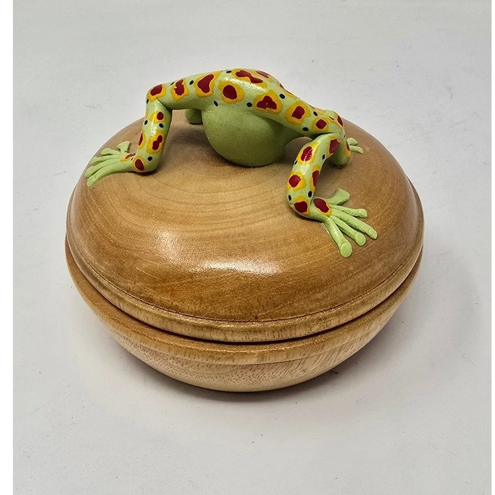 Vtg whimsical wooden trinket box poison dart frog stuck in the lid amphibian